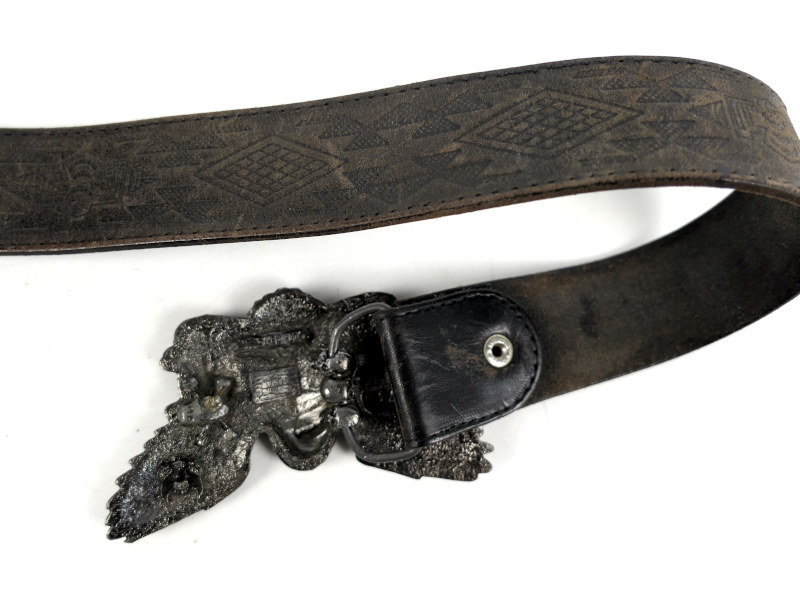 Kožený opasek s kovovou sponou 