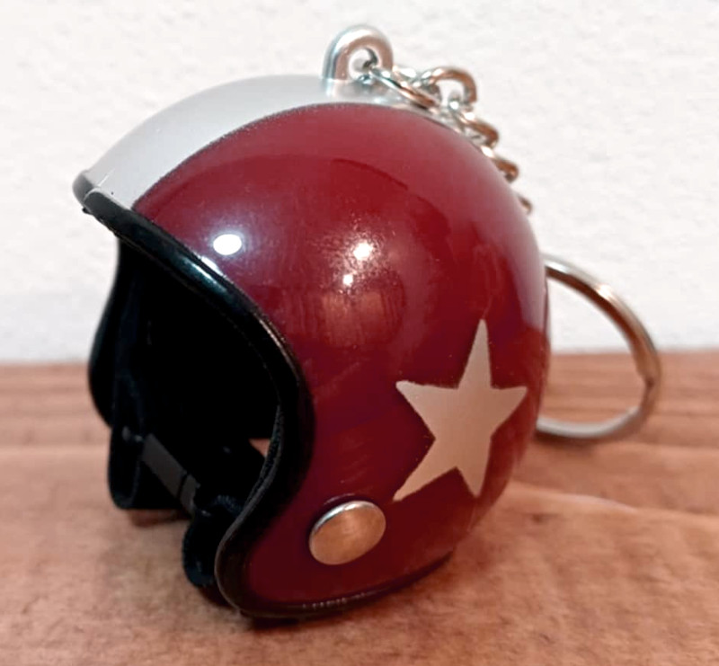 NOVÝ Přívěšek na klíče helma - červeno-hnědá