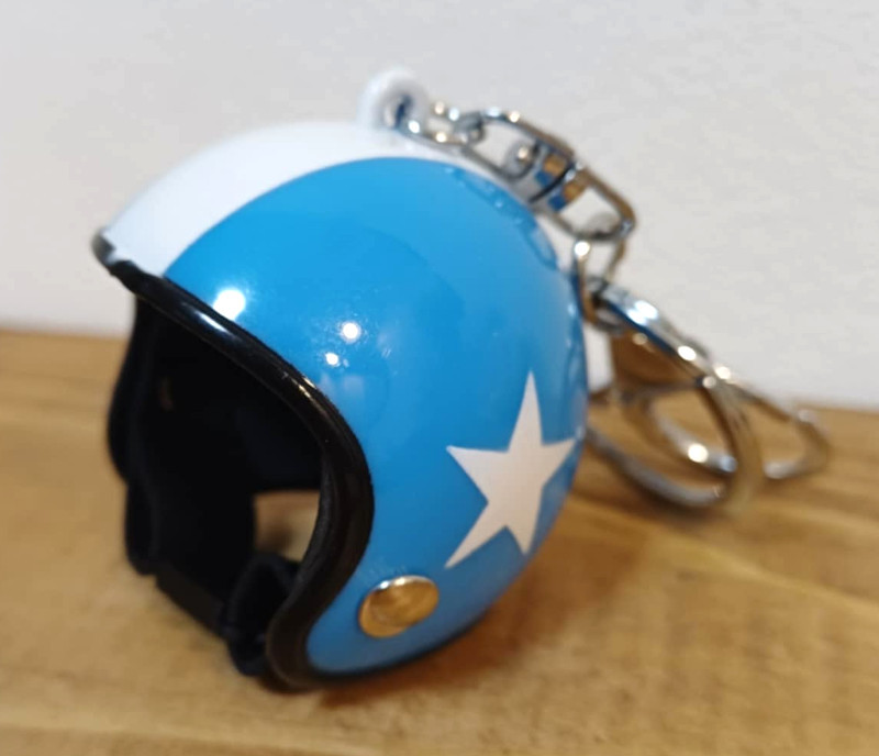 NOVÝ Přívěšek na klíče helma - modrá