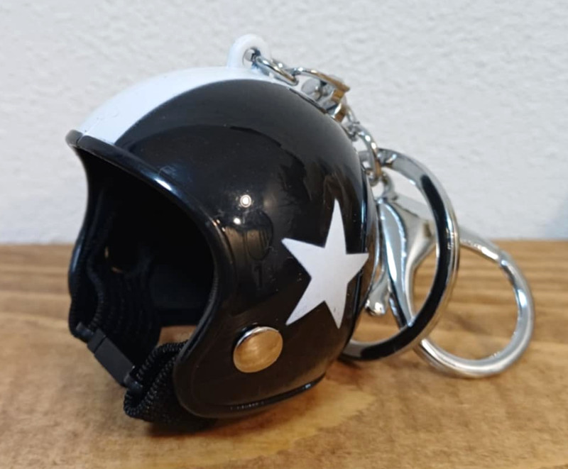 NOVÝ Přívěšek na klíče helma - černá
