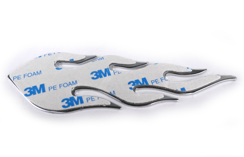 NOVÁ Samolepící dekorace na motorku LOUIS plamen, chrom 15 x 4 cm