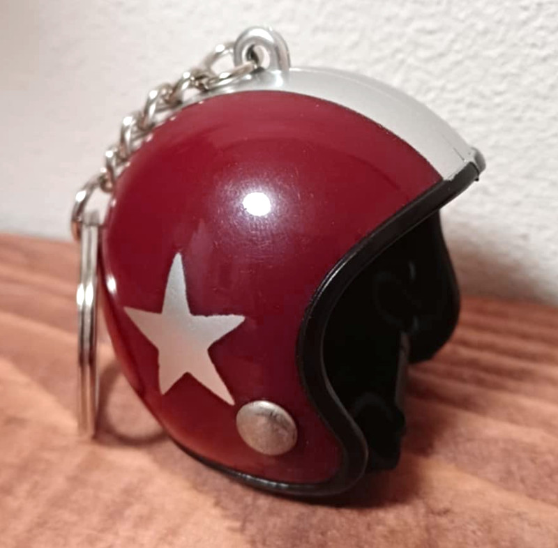 NOVÝ Přívěšek na klíče helma - červeno-hnědá