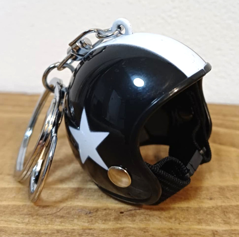 NOVÝ Přívěšek na klíče helma - černá