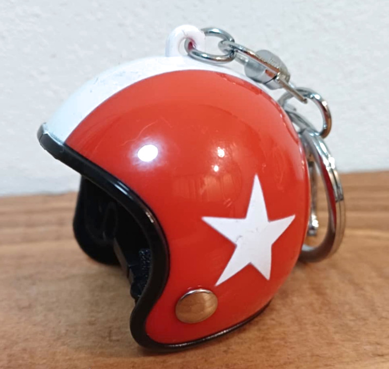 NOVÝ Přívěšek na klíče helma - červená