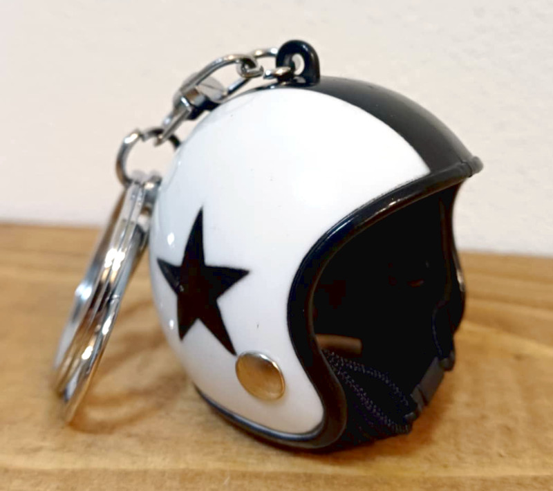 NOVÝ Přívěšek na klíče helma - bílá